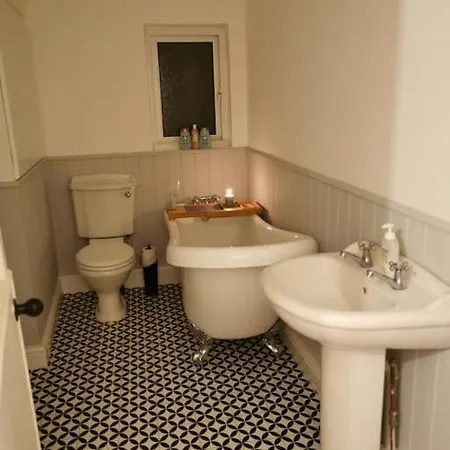 בית נופש Grace Cottage, Town Centre, Close To