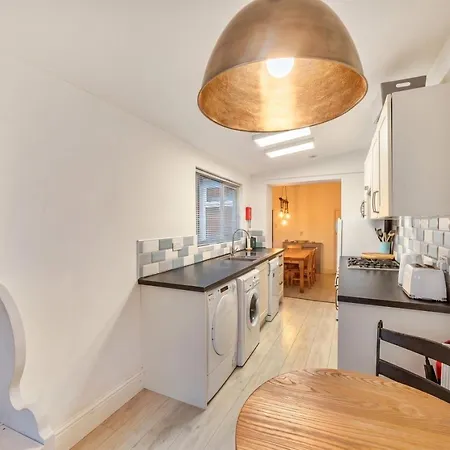 Grace Cottage, Town Centre, Close To Holiday home *