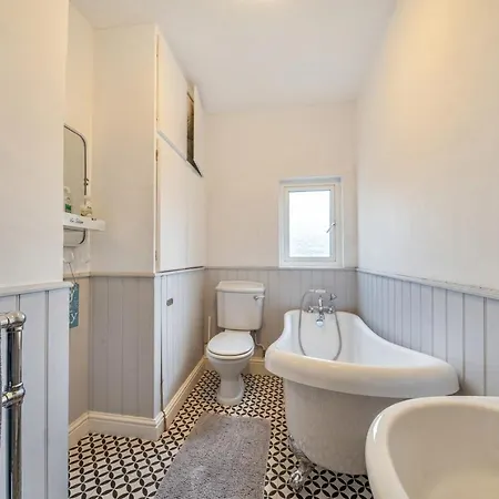 Holiday home Grace Cottage, Town Centre, Close To