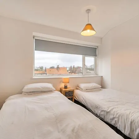 Grace Cottage, Town Centre, Close To Holiday home *